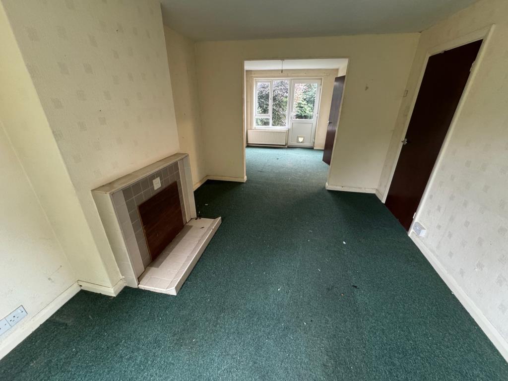 Lot: 50 - FIVE-BEDROOM SEMI-DETACHED HOUSE FOR IMPROVEMENT - Living/dining room